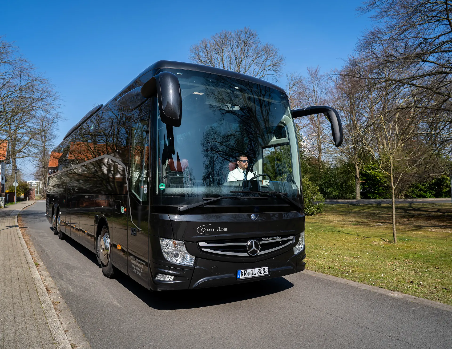 QualityLine Bus-Front für große Gruppenreisen.