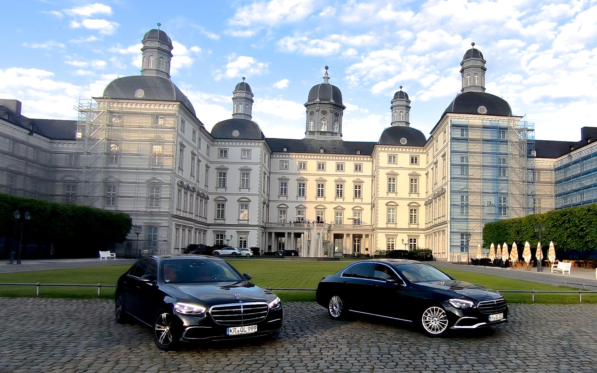 Mercedes E-Klasse und S-Klasse von QualityLine vor einem Schloss.