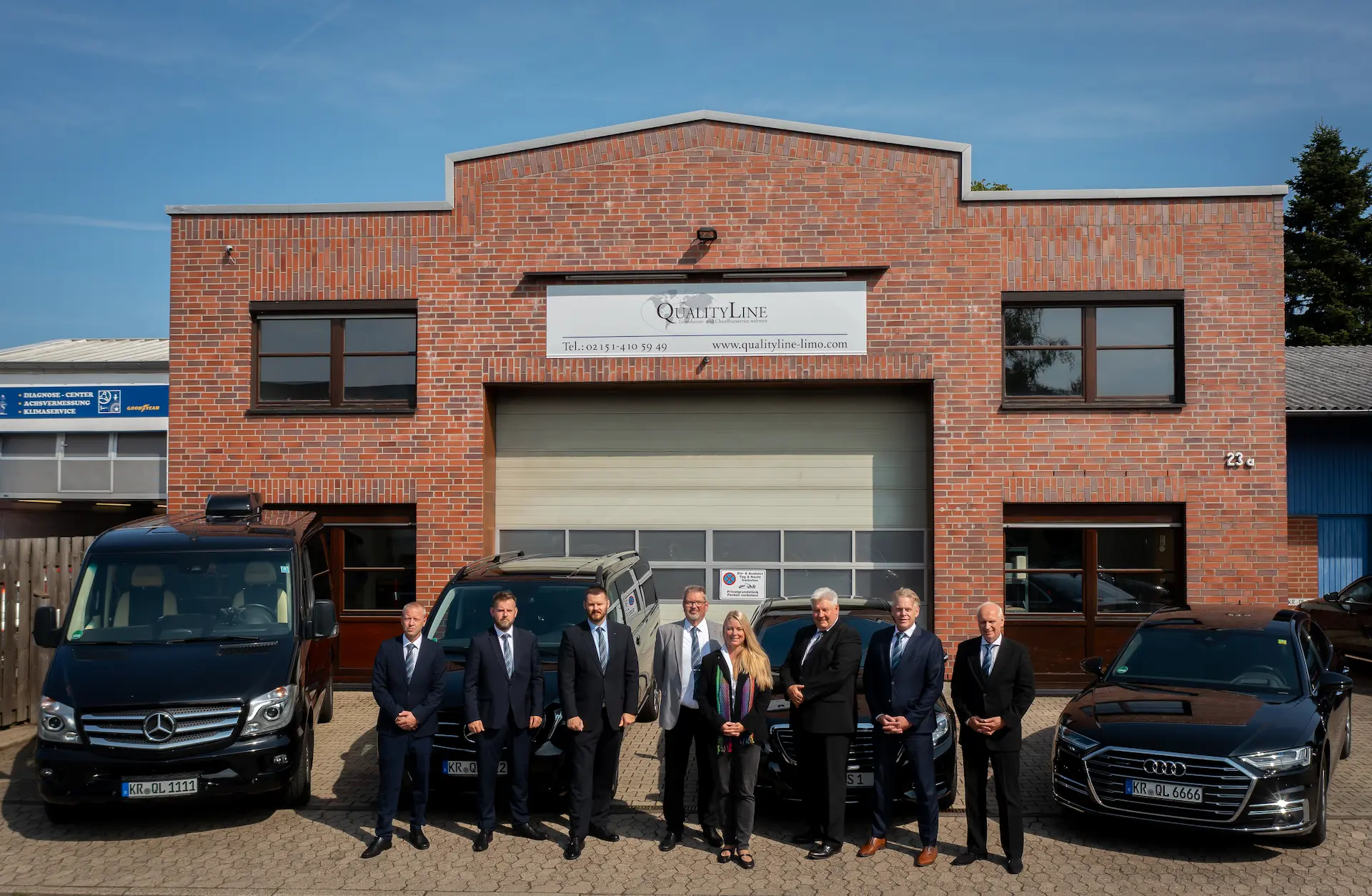 QualityLine Teamfoto vor dem Firmenstandort in Krefeld Düsseldorf